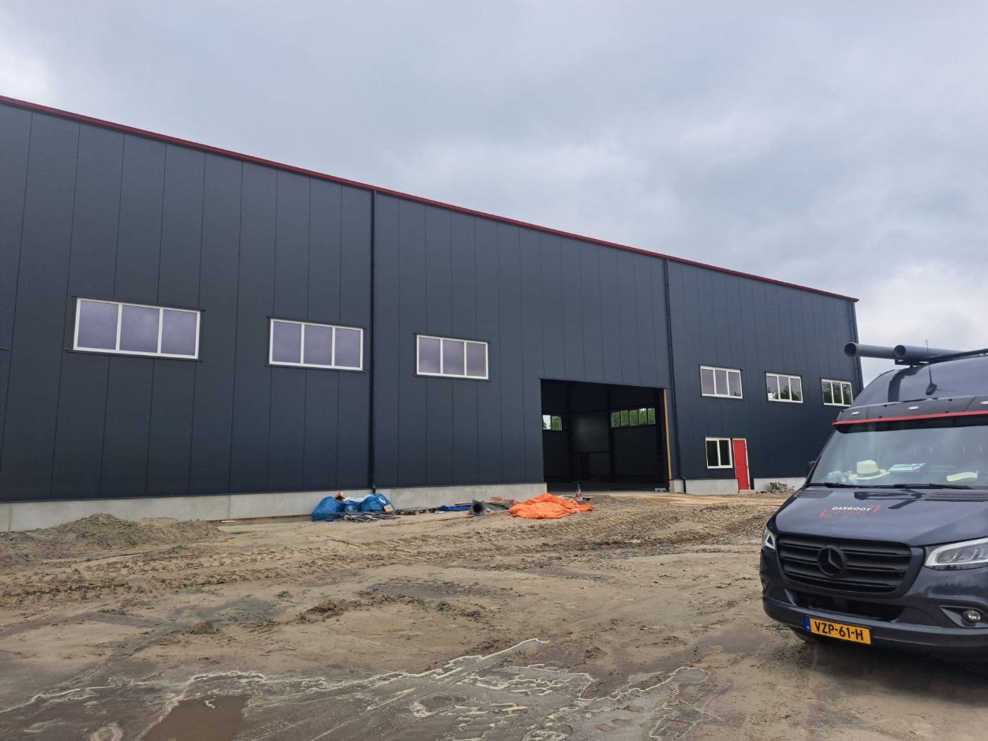Aluminium dakgoot op een bedrijfspand in aanbouw