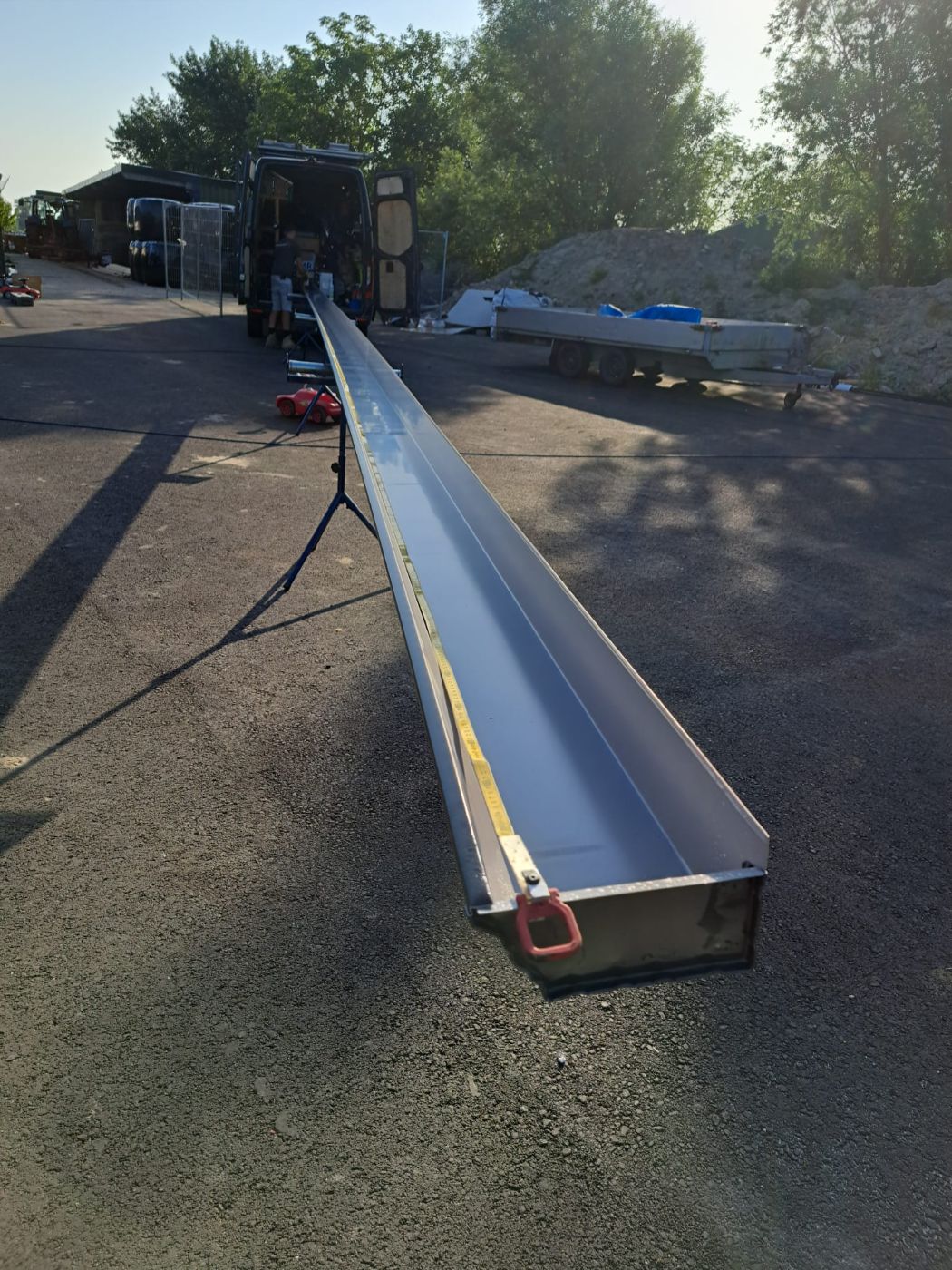 Naadloze aluminium dakgoot, vers geprofileerd met de eigen gotenmachine van Dakgoot Totaal