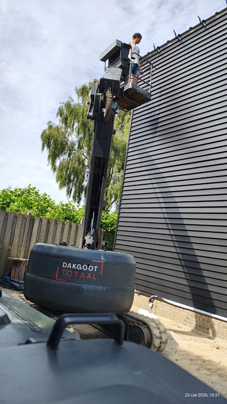 Monteur van Dakgoot Totaal monteert een aluminium dakgoot