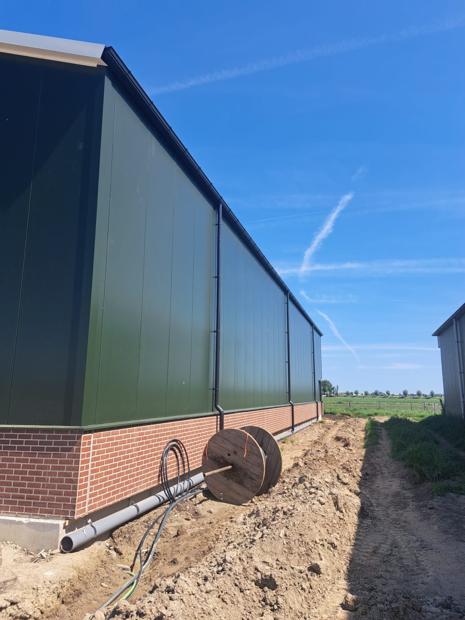Naadloze aluminium dakgoot op een groene bedrijfshal