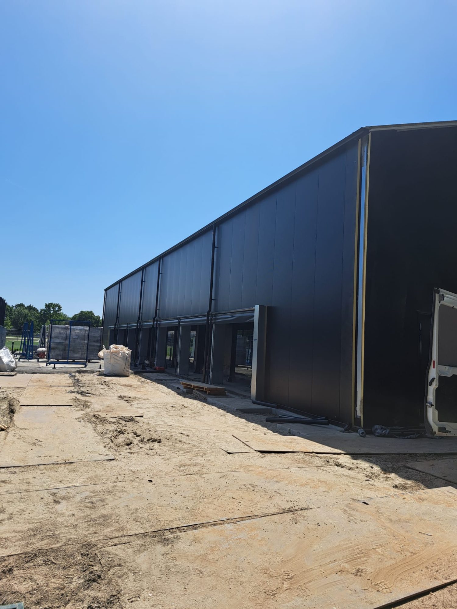 Aluminium dakgoot op een zwarte nieuwbouwloods